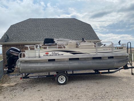 Used SunTracker Pontoon Boats For Sale by owner | 2006 SunTracker Fishin' Barge 21